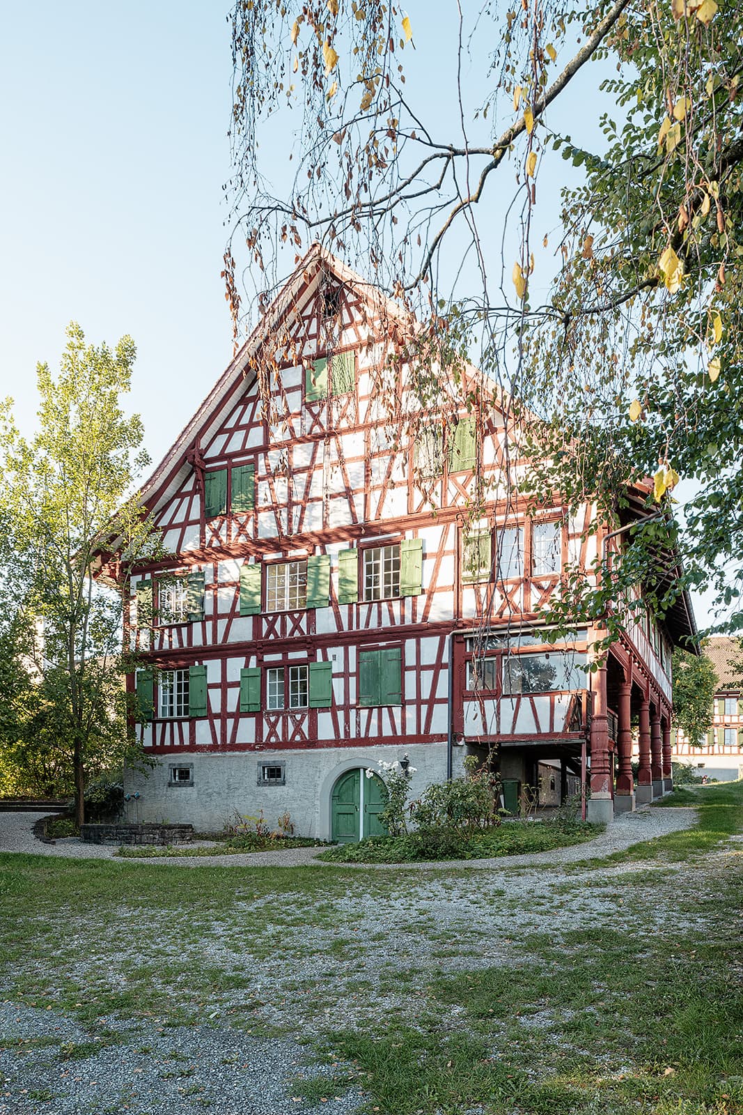 Riegelhaus mit Fachwerk und grünen Fensterläden in Kesswil
