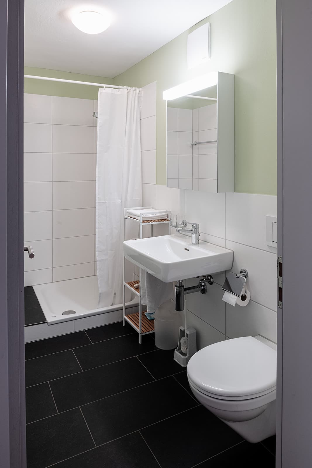 Gemeinschaftsbad mit Dusche, Waschbecken und WC