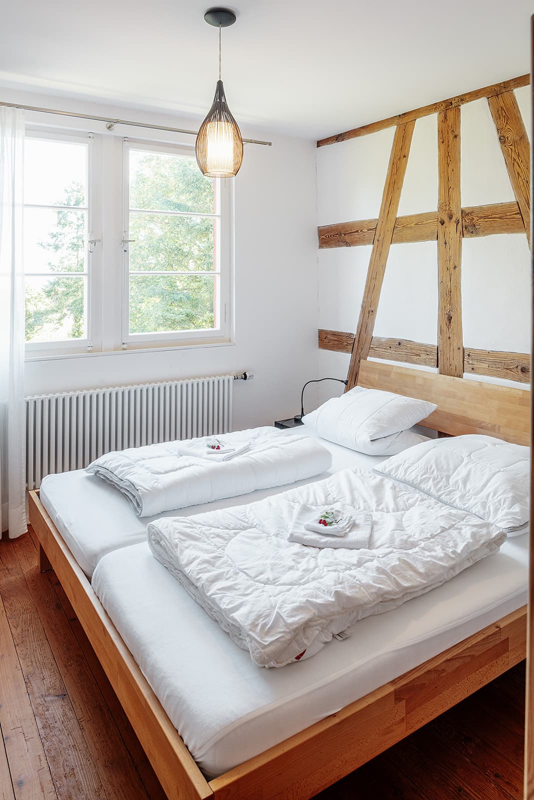 Schlafplatz mit Bettwäsche neben dem Fenster
