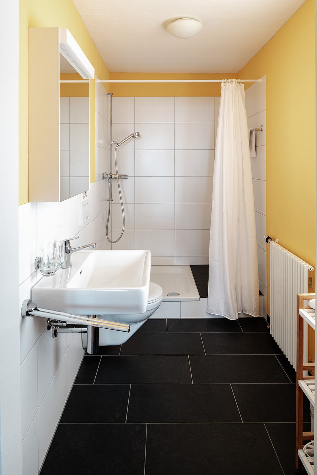Waschbecken und Dusche im Gemeinschaftsbad