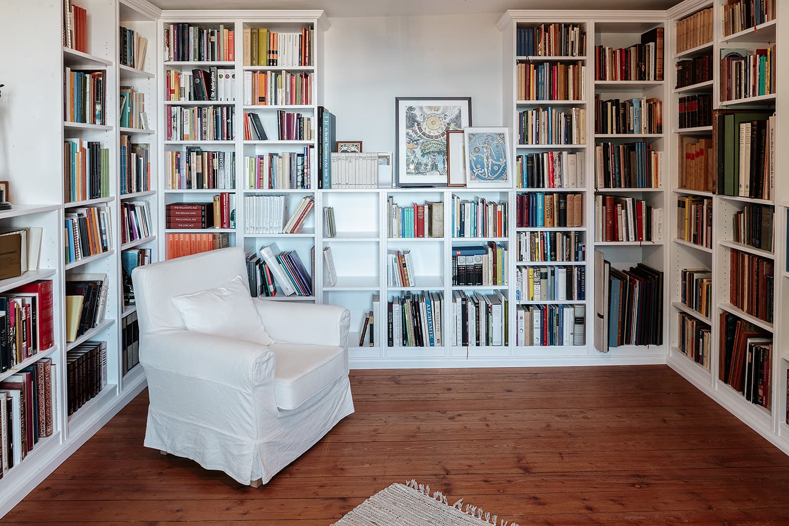 Leseecke mit Sessel und Bücherregalen