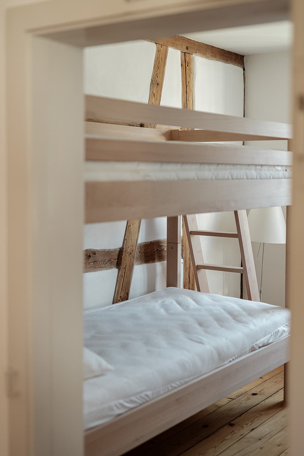 Blick durch die Tür auf ein Etagenbett