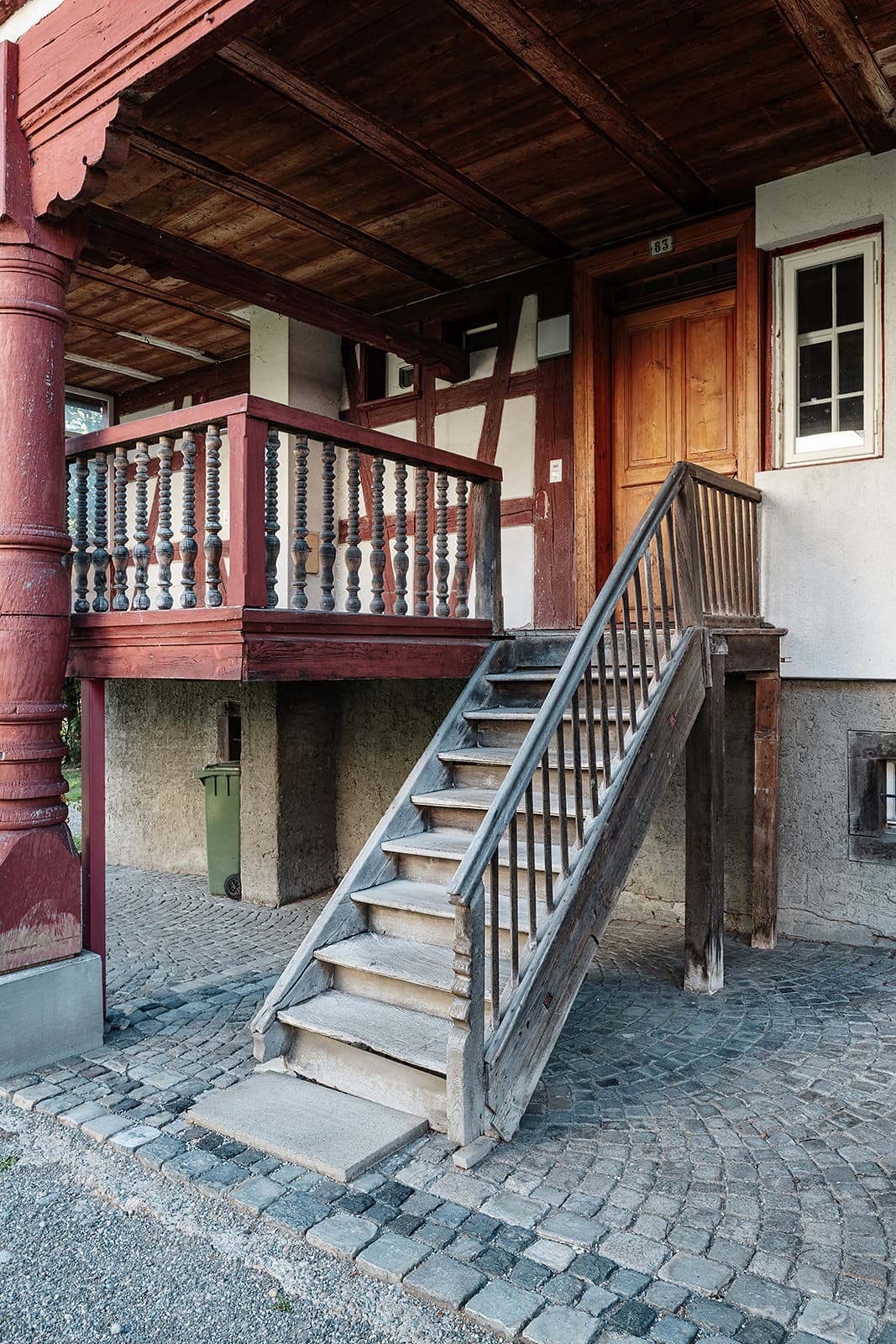 Aussentreppe und überdachter Eingang des Gästehauses