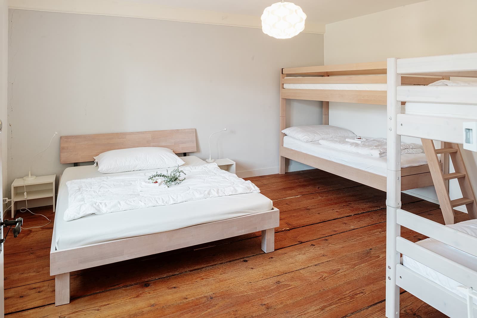Gästezimmer mit Doppelbett und Etagenbett