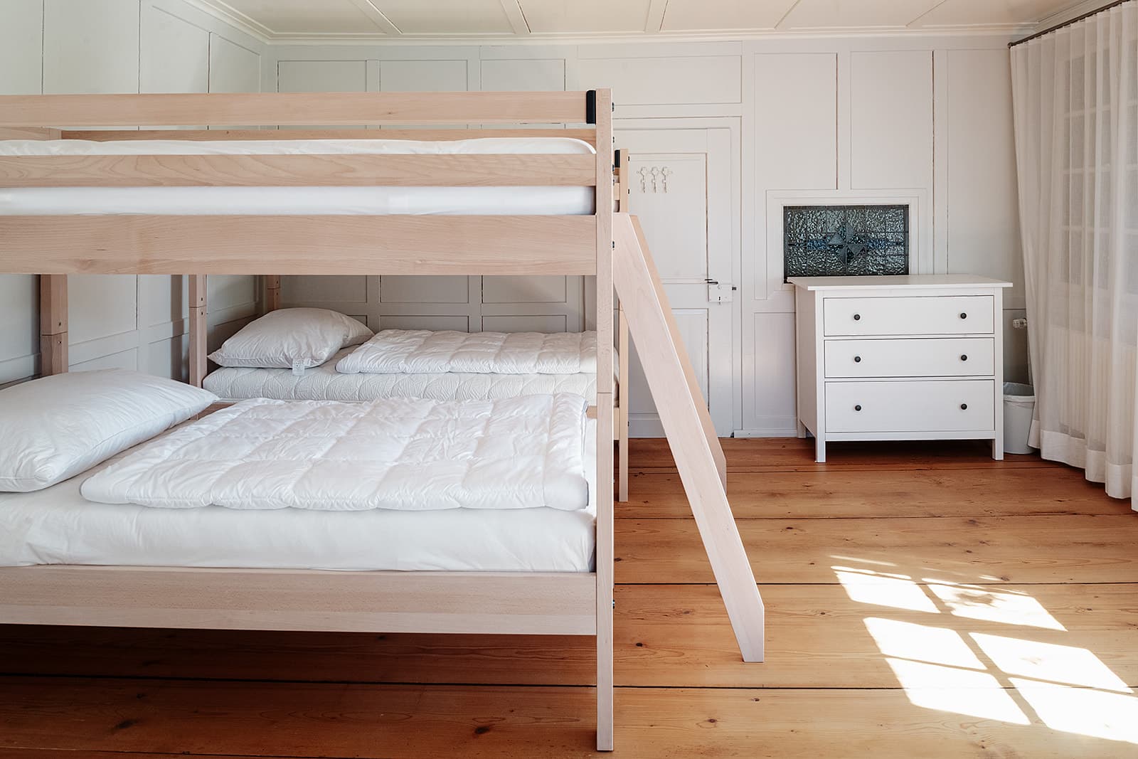 Etagenbett mit bezogenen Betten im Gästezimmer