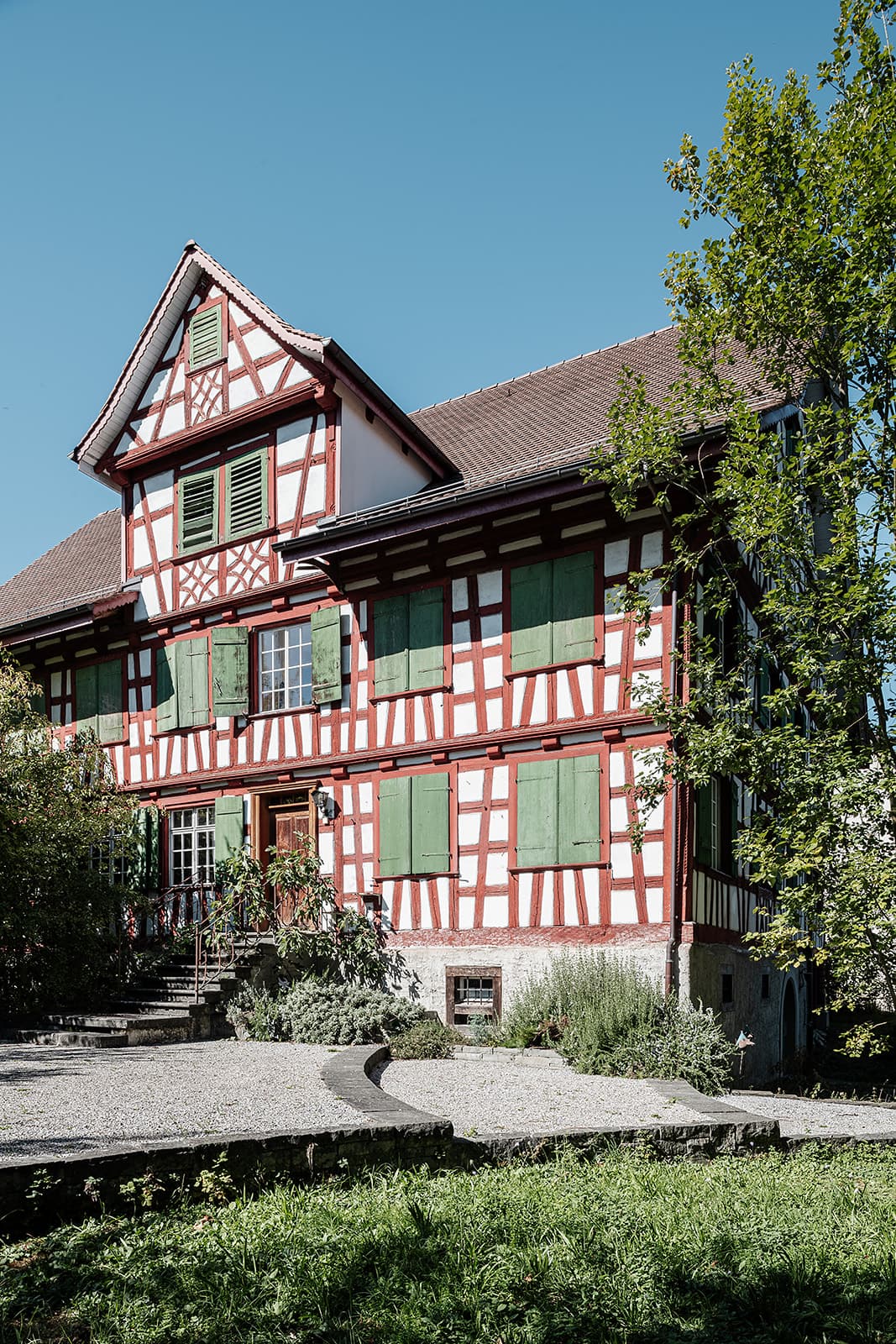 Gästehaus mit Fachwerkgiebel und Garten