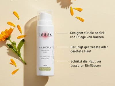 Eine Flasche der CERES Calendula Creme vor hellem Hintergrund mit verstreuten orangefarbenen Blütenblättern und Blatt neben der Flasche. Neben der Flasche sind drei Vorteile der Creme in deutscher Sprache aufgelistet: natürliche Narbenpflege, Beruhigung gestresster oder geröteter Haut und Schutz vor äußeren Einflüssen.